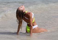 Candice Swanepoel pillada en la playa